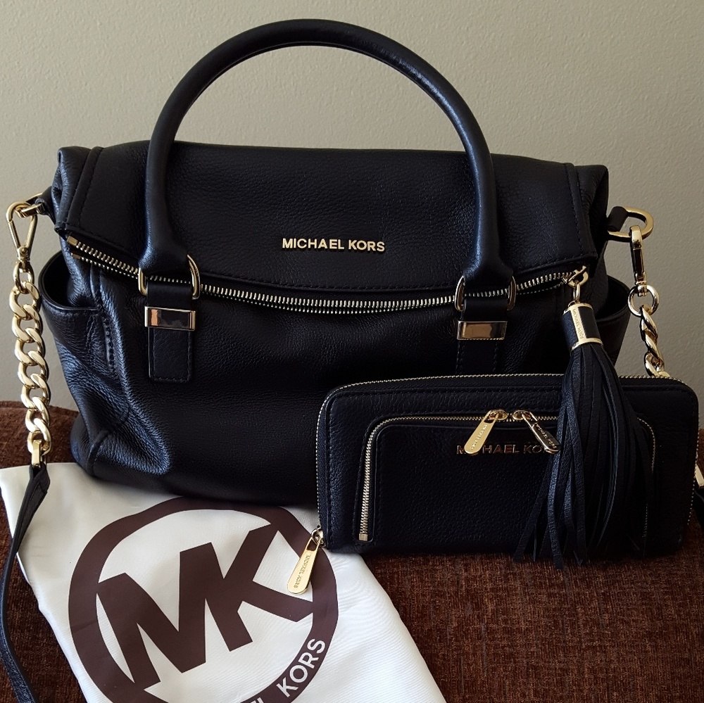 SOLD Kors Black Leather Handbag w/wallet❤👜